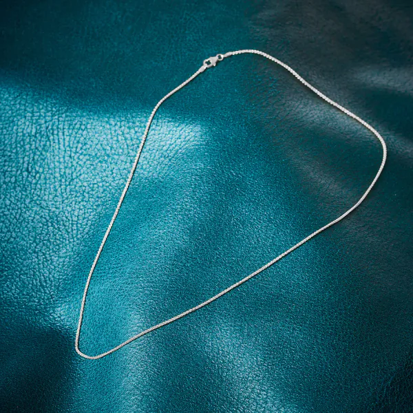 Goldkette als Zopfkette in Weißgold 585 / 14K, 45 cm lang, 1,3 mm breit, Gewicht ca. 3.4 g.