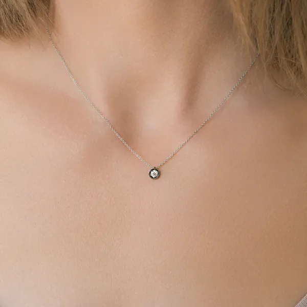 Diamantanhänger in 0,15 Karat, Weißgold 750 / 18 Karat, mit einer 750ger Goldkette in 42 cm lang, 0,9 mm breit, Gewicht ca. 1,97 g.