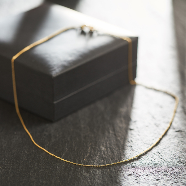 Goldkette als Ankerkette flach in Gelbgold 375 / 9K, 42 cm lang, 0,8 mm breit, Gewicht ca. 0.8 g.