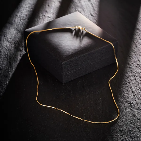 Goldkette als Schlangenkette diamantiert in Gelbgold 585 / 14K, 50 cm lang, 1 mm breit, Gewicht ca. 5.9 g.