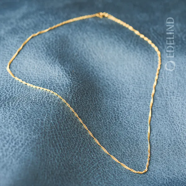 Goldkette als Singapurkette in Gelbgold 375 / 9 Karat, 100 cm lang, 1.4 mm breit, Gewicht ca. 3.6 g.