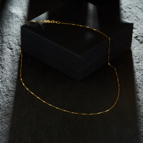 Goldkette als Venezianerkette in Gelbgold 750 / 18K, 34 cm lang, 0,7 mm breit, Gewicht ca. 1.8 g.