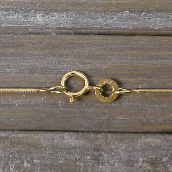 Goldkette als Schlangenkette in Gelbgold 333 / 8K, 40 cm lang, 0,8 mm breit, Gewicht ca. 1.7 g.