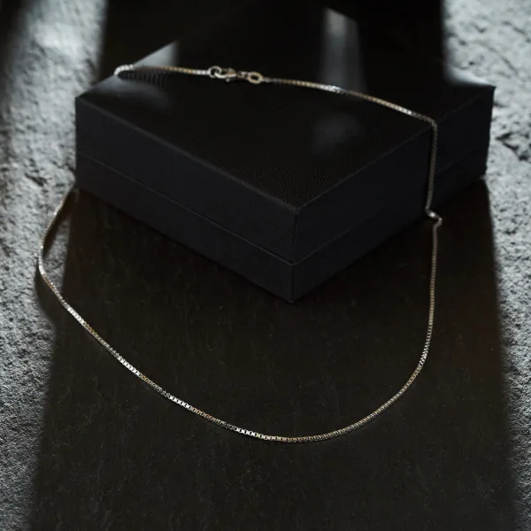 Goldkette als Venezianerkette in Weißgold 750 / 18K, 80 cm lang, 1,2 mm breit, Gewicht ca. 9.6 g.