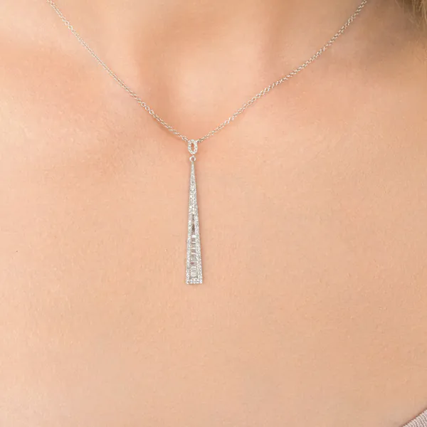 Diamantanhänger 17 Trapeze in 0,16 Karat, Weißgold 585 / 14 Karat, mit einer 585ger Goldkette in 46 cm lang, 0,8 mm breit, Gewicht ca. 2,24 g.