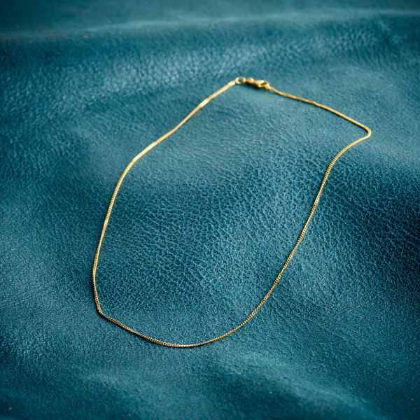 Goldkette als Panzerkette flach in Gelbgold 585 / 14K, 45 cm lang, 1,2 mm breit, Gewicht ca. 2.5 g.