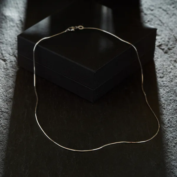 Goldkette als Schlangenkette diamantiert in Weißgold 750 / 18K, 40 cm lang, 0,9 mm breit, Gewicht ca. 4.5 g.