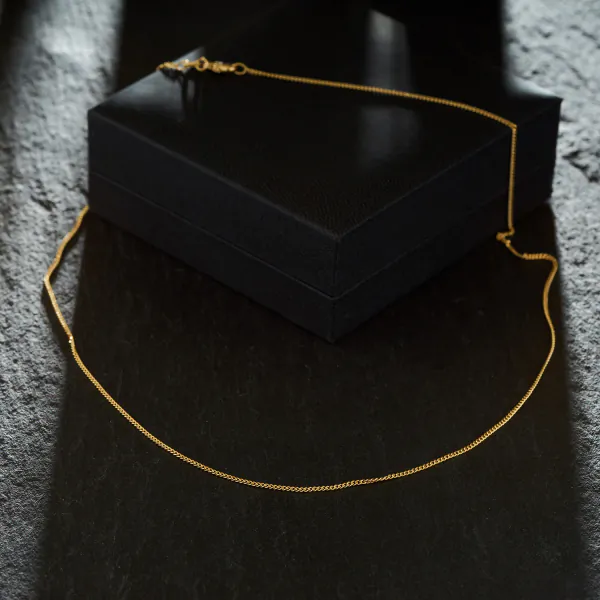 Goldkette als Panzerkette flach in Gelbgold 333 / 8K, 42 cm lang, 1,4 mm breit, Gewicht ca. 2.4 g.