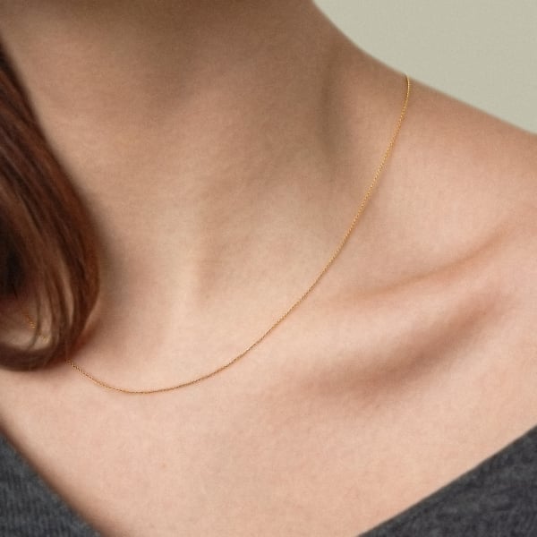 Goldkette als Ankerkette rund in Gelbgold 375 / 9K, 42 cm lang, 0,8 mm breit, Gewicht ca. 0.8 g.