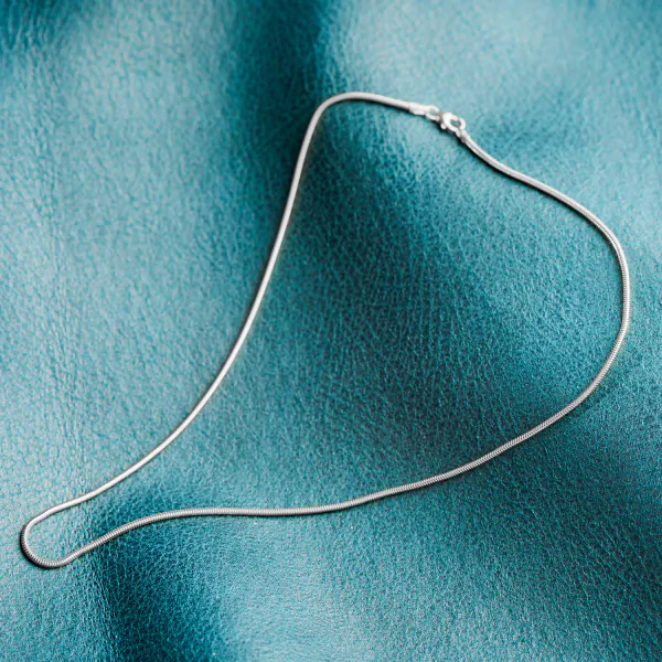 Goldkette als Schlangenkette in Weißgold 333 / 8K, 40 cm lang, 1,6 mm breit, Gewicht ca. 4.3 g.