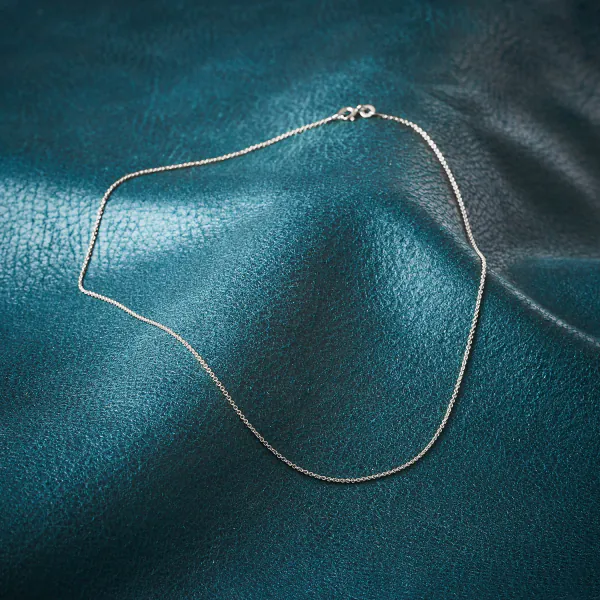 Goldkette als Ankerkette rund in Weißgold 333 / 8 Karat, 34 cm lang, 1.1 mm breit, Gewicht ca. 1.3 g.