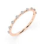 0,18 Karat Diamant Verlobungsring mit 9 Diamanten, Rotgold 585 / 14K, Weite 49 mm, Gewicht ca. 1.1 g.
