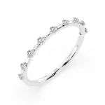 0,18 Karat Diamant Verlobungsring mit 9 Diamanten, Weißgold 585 / 14K, Weite 59 mm, Gewicht ca. 1.1 g.