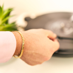 Armband als Panzerkette 4-seitig diamantiert in Gelbgold 585 / 14K, 21 cm lang, 4,2 mm breit, Gewicht ca. 14.1 g.