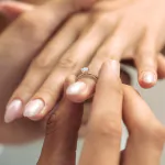 0,40 Karat Diamant Verlobungsring mit 1 Diamanten, Rotgold 585 / 14K, Weite 56 mm, Gewicht ca. 2.1 g.