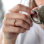 1 Karat Diamant Ring mit GIA Zertifikat, Rotgold 750 / 18K, Breite 1,7 mm,Weite 54 mm, Gewicht ca. 3.41 g.