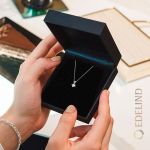 Diamantanhänger in 0,08 Karat, Weißgold 585 / 14 Karat, mit einer 585ger Goldkette, Gewicht ca. 1,5 g.