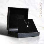 Diamantanhänger in 0,08 Karat, Weißgold 585 / 14 Karat, mit einer 585ger Goldkette, Gewicht ca. 1,5 g.