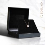 Diamantanhänger in 0,24 Karat, Rotgold 585 / 14 Karat, mit einer 585ger Goldkette in 45 (40+5) cm lang, Gewicht ca. 2,2 g.