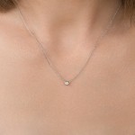 Diamantanhänger in 0,10 Karat, Weißgold 585 / 14 Karat, mit einer 585ger Goldkette in 43 cm lang, 1 mm breit, Gewicht ca. 1,85 g.