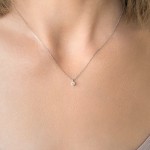 Diamantanhänger in 0,15 Karat, Weißgold 585 / 14 Karat, mit einer 585ger Goldkette in 42 cm lang, 0,9 mm breit, Gewicht ca. 1,92 g.