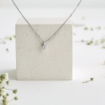 Diamantanhänger in 0,15 Karat, Weißgold 585 / 14 Karat, mit einer 585ger Goldkette in 42 cm lang, 0,9 mm breit, Gewicht ca. 1,92 g.