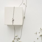 Diamantanhänger in 0,13 Karat, Weißgold 585 / 14 Karat, mit einer 585ger Goldkette in 42 cm lang, 0,8 mm breit, Gewicht ca. 1,72 g.