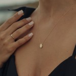 Diamantanhänger in 0,11 Karat, Gelbgold 585 / 14 Karat, mit einer 585ger Goldkette in 46,5 cm lang, 0,8 mm breit, Gewicht ca. 0,90 g.