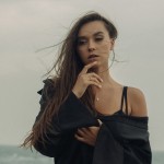 Diamantanhänger in 0,11 Karat, Gelbgold 585 / 14 Karat, mit einer 585ger Goldkette in 46,5 cm lang, 0,8 mm breit, Gewicht ca. 0,90 g.