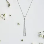 Diamantanhänger 17 Trapeze in 0,16 Karat, Weißgold 585 / 14 Karat, mit einer 585ger Goldkette in 46 cm lang, 0,8 mm breit, Gewicht ca. 2,24 g.