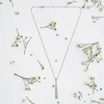 Diamantanhänger 17 Trapeze in 0,16 Karat, Weißgold 585 / 14 Karat, mit einer 585ger Goldkette in 46 cm lang, 0,8 mm breit, Gewicht ca. 2,24 g.