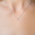 Diamantanhänger in 0,10 Karat, Weißgold 585 / 14 Karat, mit einer 585ger Goldkette in 43 cm lang, 0,9 mm breit, Gewicht ca. 2,02 g.