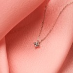 Diamantanhänger in 0,10 Karat, Weißgold 750 / 18 Karat, mit einer 750ger Goldkette in 42 cm lang, Gewicht ca. 1,04 g.