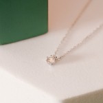 Diamantanhänger in 0,05 Karat, Weißgold 750 / 18 Karat, mit einer 750ger Goldkette in 42 cm lang, Gewicht ca. 0,97 g.