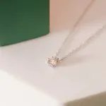 Diamantanhänger in 0,05 Karat, Weißgold 750 / 18 Karat, mit einer 750ger Goldkette in 42 cm lang, Gewicht ca. 0,97 g.