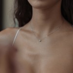 Diamantanhänger in 0,30 Karat mit GIA Zertifikat, Weißgold 750 / 18 Karat, mit einer 750ger Goldkette in 42 cm lang, Gewicht ca. 1,44 g.