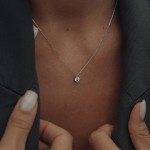 Diamantanhänger in 0,32 Karat mit GIA Zertifikat, Weißgold 750 / 18 Karat, mit einer 750ger Goldkette in 42 cm lang, Gewicht ca. 1,57 g.