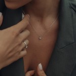 Diamantanhänger in 0,32 Karat mit GIA Zertifikat, Weißgold 750 / 18 Karat, mit einer 750ger Goldkette in 42 cm lang, Gewicht ca. 1,57 g.