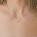 Diamantanhänger in 0,15 Karat, Weißgold 750 / 18 Karat, mit einer 750ger Goldkette in 42 cm lang, 0,9 mm breit, Gewicht ca. 1,97 g.