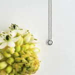 Diamantanhänger in 0,15 Karat, Weißgold 750 / 18 Karat, mit einer 750ger Goldkette in 42 cm lang, 0,9 mm breit, Gewicht ca. 1,97 g.