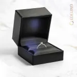 0,10 Karat Diamant Verlobungsring, Weißgold 585 / 14K, Breite 2 mm, Weite 58 mm, Gewicht ca. 2.2 g.