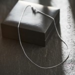 Goldkette als Ankerkette rund in Weißgold 375 / 9K, 70 cm lang, 0,8 mm breit, Gewicht ca. 1.4 g.