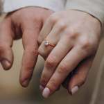 0,90 Karat Diamant Ring mit GIA Zertifikat, Rotgold 750 / 18K, Breite 1,7 mm,Weite 54 mm, Gewicht ca. 3.41 g.