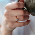 1 Karat Diamant Ring mit GIA Zertifikat, Rotgold 750 / 18K, Breite 1,7 mm,Weite 51 mm, Gewicht ca. 3.41 g.