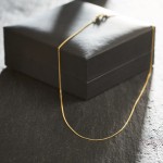 Goldkette als Panzerkette flach in Gelbgold 375 / 9K, 55 cm lang, 0,8 mm breit, Gewicht ca. 1.3 g.