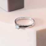 0,30 Karat Diamant Verlobungsring mit GIA Zertifikat, Weißgold 585 / 14K, Breite 1,7 mm,Weite 53 mm, Gewicht ca. 2.6 g.