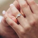 0,90 Karat Diamant Ring mit GIA Zertifikat, Weißgold 585 / 14K, Breite 1,7 mm,Weite 54 mm, Gewicht ca. 3 g.