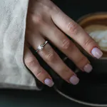 1 Karat Diamant Ring mit GIA Zertifikat, Weißgold 585 / 14K, Breite 1,7 mm,Weite 55 mm, Gewicht ca. 3.5 g.