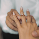 0,40 Karat Diamant Verlobungsring mit GIA Zertifikat, Rotgold 750 / 18K, Breite 1,7 mm,Weite 56 mm, Gewicht ca. 3.41 g.