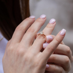 0,70 Karat Diamant Ring mit GIA Zertifikat, Rotgold 750 / 18K, Breite 1,7 mm,Weite 52 mm, Gewicht ca. 3.41 g.